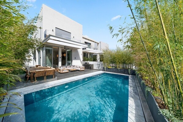 Pool (Outdoor)