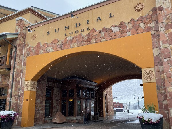 Sundial Lodge welcomes guests with an inviting front entry.