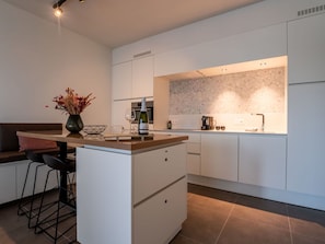Countertop, Küche, Flooring, Interior Design, Cabinetry, Fussboden, Holz, Möbel, Decke, Sinken