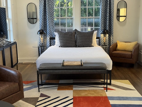 A carefully curated one-bed (Queen), one-bath studio in the Paseo Arts District.