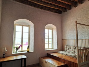the n medieval room with 600 year old beams