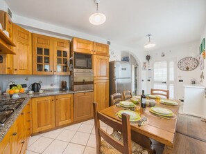 Cuisine, Bois, Design Intérieur, Meubles, Sol, Cabinetry, Plafond, Comptoir, Sol, Pièce