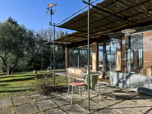 Meubles, Chaise, Ombre, Arrière-Cour, Table Cuisine Et Salle A Manger, Structure En Plein Air, Mobilier De Jardin, Tableau De Plein Air, Batiments Jardin, Jardin