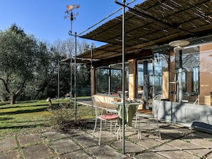 Meubles, Chaise, Ombre, Arrière-Cour, Table Cuisine Et Salle A Manger, Structure En Plein Air, Mobilier De Jardin, Tableau De Plein Air, Batiments Jardin, Jardin