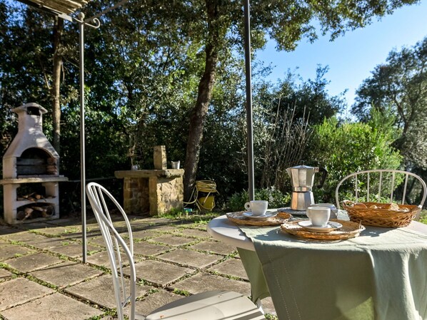 Meubles, Mobilier De Jardin, Chaise, Table, Tableau De Plein Air, Jardin, Arrière-Cour, Ombre, Table Cuisine Et Salle A Manger, Cour