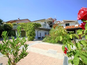 House, Residential Area, Home, Shade, Garden, Hacienda, Estate, Balcony, Landscaping, Yard