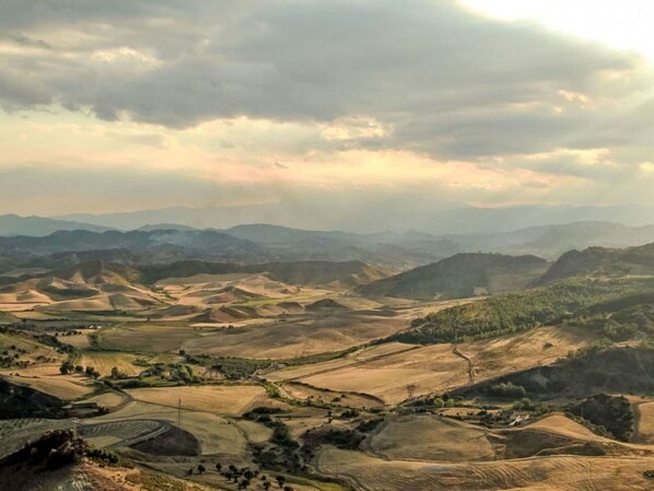 Mountainous Landforms, Mountain, Hill, Highland, Natural Landscape, Horizon, Ecoregion, Terrain, Landscape, Cloud