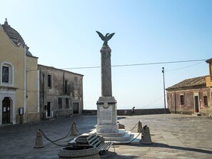 Sky, Landmark, Sculpture, Monument, Memorial, Statue, Column, Historic Site