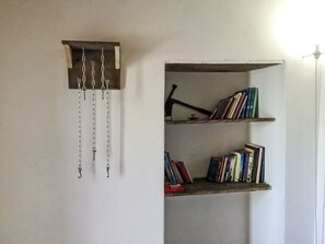 Wood, Shelving, Shelf, Room, Natural Material, Wood Stain, Hardwood, Plank, Plywood
