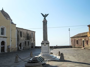 Sky, Landmark, Sculpture, Monument, Memorial, Statue, Column, Historic Site