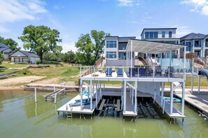 Direct Lake LBJ Water Access and Boat Lift Accommodating Wakeboard Boats
