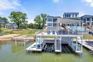 Direct Lake LBJ Water Access and Boat Lift Accommodating Wakeboard Boats
