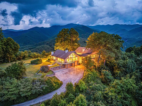 Exterior Retreat: Majestic mountain views from this stunning home, perfect for your unforgettable getaway!