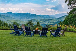 Outdoor Firepit Retreat: Gather around the fire and soak in breathtaking mountain views!