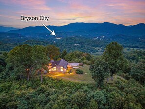 Panoramic Retreat: Enjoy breathtaking mountain views and serene sunsets from your private getaway!