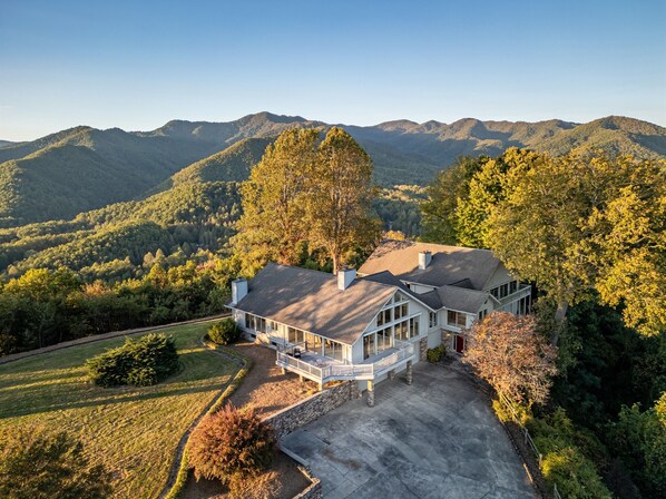Experience unparalleled luxury at our 7,500 sq. ft. villa. Designed for those seeking the ultimate mountain top retreat, this estate offers a harmonious blend of opulence and natural beauty.
