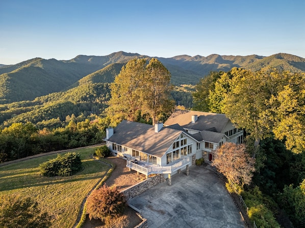 Experience unparalleled luxury at our 7,500 sq. ft. villa. Designed for those seeking the ultimate mountain top retreat, this estate offers a harmonious blend of opulence and natural beauty.