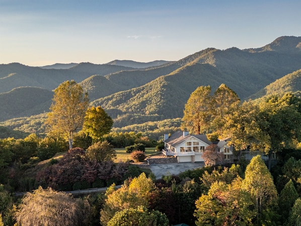 Perched atop a serene mountain top with sweeping 360° vistas of the Great Smoky Mountains National Park, Mountain Sol is the ultimate luxurious Smoky Mountains getaway.