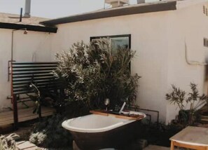 soaking tub