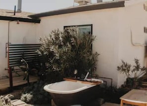 soaking tub