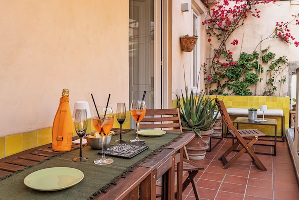 Outdoor dining