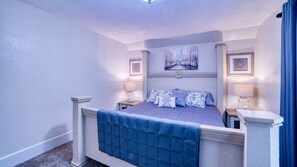 King bed with nightstands and lamps