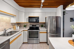 Full kitchen: Stainless steel appliances