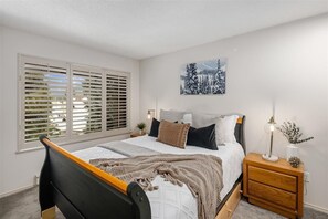 2nd bedroom: Queen bed, Smart TV