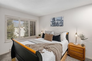 2nd bedroom: Queen bed, Smart TV