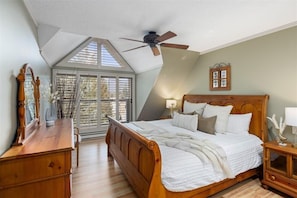 Primary bedroom: King bed