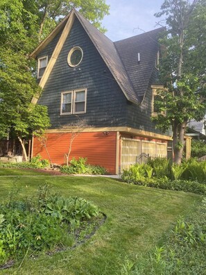 The Stained Glass 3 bedroom 2 bath Carriage House is on the grounds of the Weldon Davis House, an 1895 Victorian, listed on the National Historic Register. Enjoy your Cleveland visit in a unique, yet comfortable setting. 