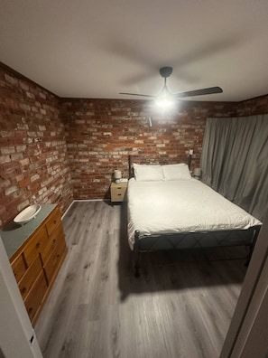 Main Bedroom - Queen Bed