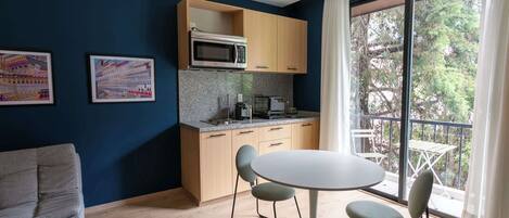 Acogedor comedor para dos personas con vista. La cocina está totalmente equipada para brindarte una estancia cómoda, y en la sala de estar encontrarás un cómodo sillón para tu descanso.