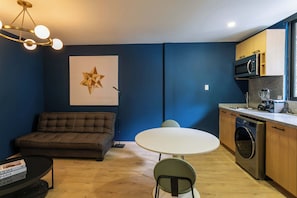 Sala de estar con comedor. Cocina equipada con lavasecadora. Cuenta con micrrondas, cafeterade capsulas, asi como un sillón para descansar después de un día de caminatas