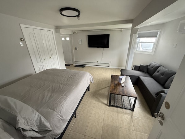 Queen Bed w/ sitting area - 55" Roku TV