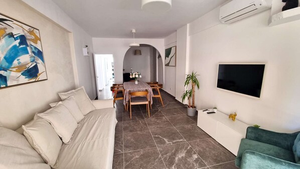Living room + TV + Sofabed + dining area