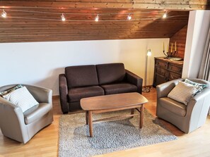 Möbel, Interior Design, Flooring, Couch, Fussboden, Holz, Wohnzimmer, Zimmer, Zuhause, Beleuchtung