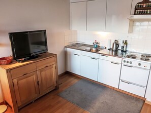 Möbel, Küche, Cabinetry, Flooring, Küchengerät, Spüle, Major Appliance, Holz, Countertop, Interior Design