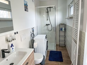Armatur, Flooring, Interior Design, Fussboden, Waschmaschine, Badezimmer, Zapfhahn, Installation, Badezimmerschrank, Sinken