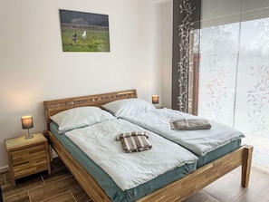 Bett, Möbel, Schlafzimmer, Flooring, Holz, Fussboden, Holzboden, Interior Design, Bedding, Bettdecke