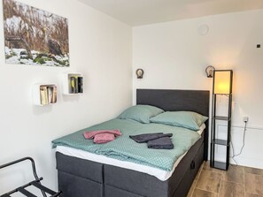 Möbel, Schlafzimmer, Bett, Interior Design, Flooring, Bettdecke, Bedding, Fussboden, Zimmer, Bettrahmen
