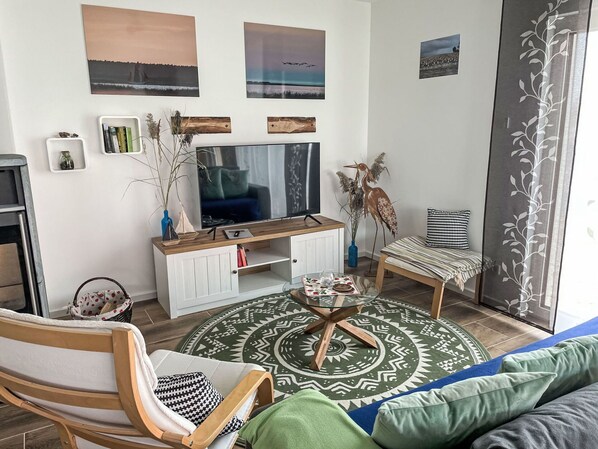 Möbel, Interior Design, Flooring, Holz, Zimmer, Fussboden, Wohnzimmer, Textil, Beleuchtung, Zuhause