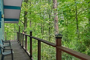 Follow the peaceful wraparound deck as it winds through the forest. Lined with cozy seating and lantern-style lights, it’s perfect for sipping morning coffee or enjoying the hush of a Smoky Mountain evening.