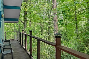 Follow the peaceful wraparound deck as it winds through the forest. Lined with cozy seating and lantern-style lights, it’s perfect for sipping morning coffee or enjoying the hush of a Smoky Mountain evening.