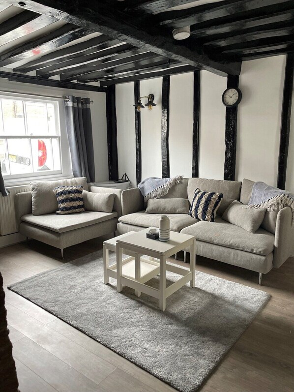 Bright Comfortable Sitting room!