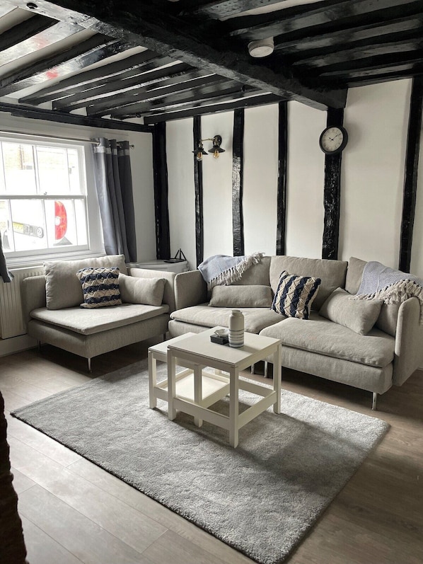Bright Comfortable Sitting room!