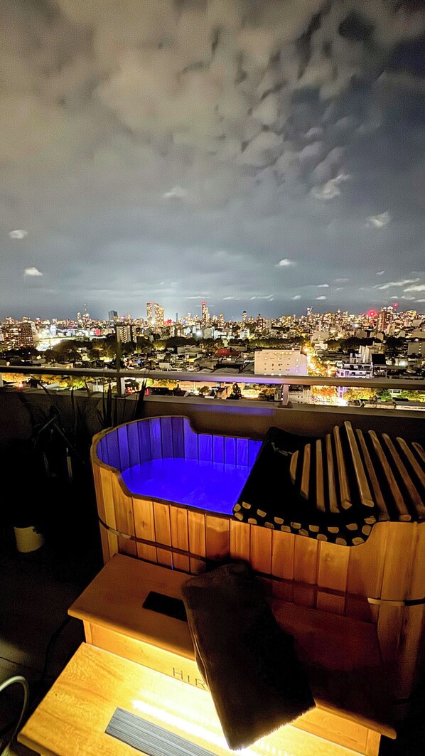 Outdoor spa tub