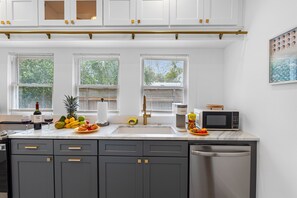 With its sleek, modern finishes and high-quality appliances, it’s the perfect space for both casual cooking and gourmet meals.