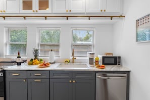 With its sleek, modern finishes and high-quality appliances, it’s the perfect space for both casual cooking and gourmet meals.