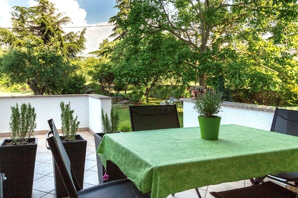 Outdoor dining